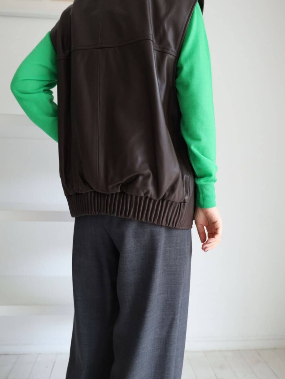 ブラック系のその他シューズ、グレー系のスラックス、ブラウン系のブルゾンを着用したレディースの秋コーディネートの2枚目の写真