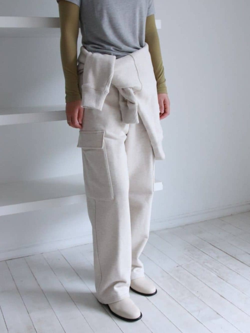 グレー系のTシャツ/カットソー、グリーン系のTシャツ/カットソー、ベージュ系のスウェットパンツを着用したレディースの秋コーディネートの3枚目の写真