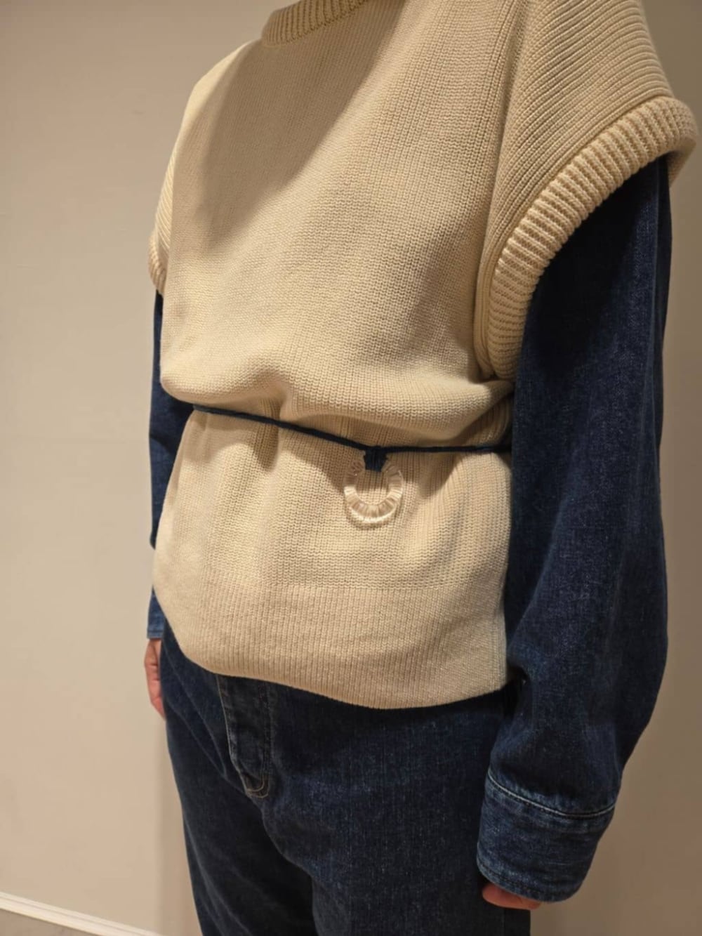 ブルー系のデニムパンツ、ホワイト系のニット/セーター、ブルー系のデニムジャケットを着用したレディースの秋コーディネートの5枚目の写真