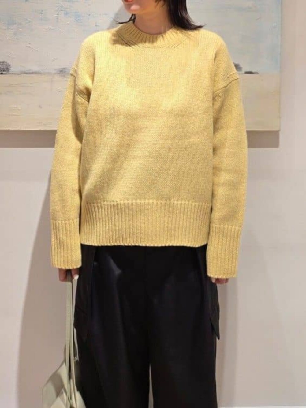 ブルー系のカーゴパンツ、ブルー系のニット/セーター、イエロー系のニット/セーターを着用したレディースの秋コーディネートの3枚目の写真