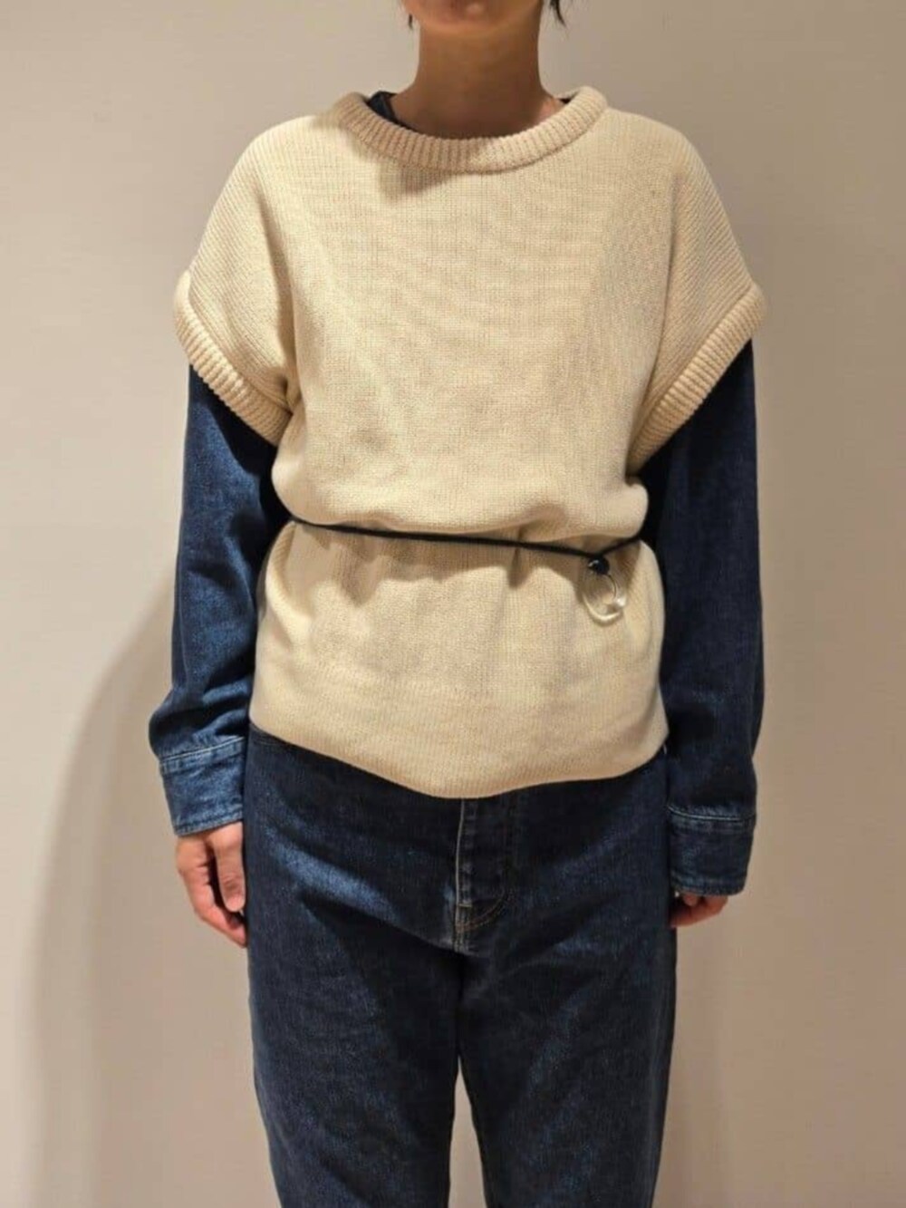 ブルー系のデニムパンツ、ホワイト系のニット/セーター、ブルー系のデニムジャケットを着用したレディースの秋コーディネートの4枚目の写真