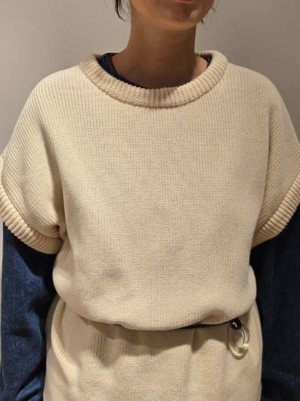 ブルー系のデニムパンツ、ホワイト系のニット/セーター、ブルー系のデニムジャケットを着用したレディースの秋コーディネートの3枚目の写真