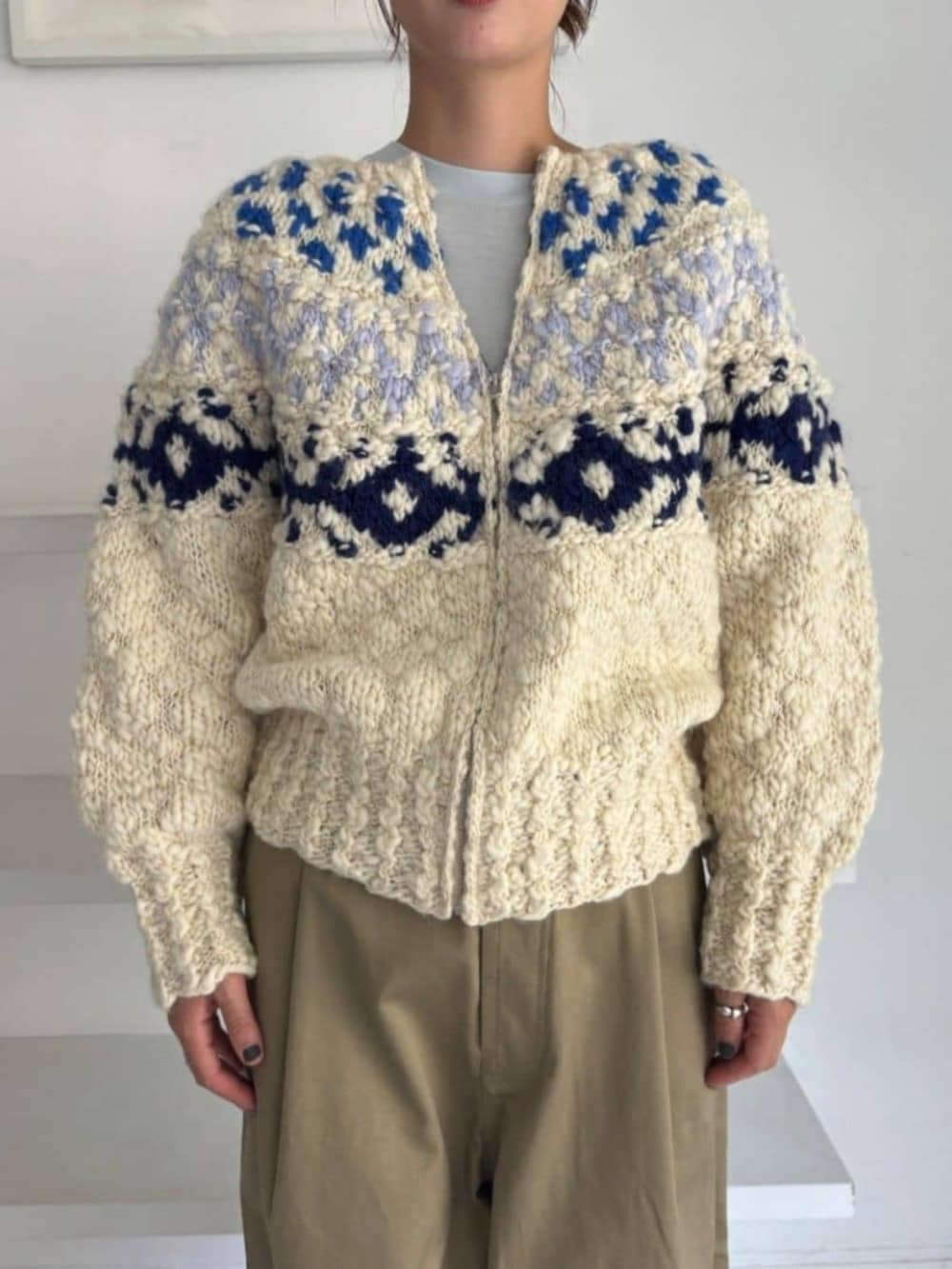 ブルー系のTシャツ/カットソー、ホワイト系のカーディガン/ボレロを着用したレディースの秋コーディネートの2枚目の写真