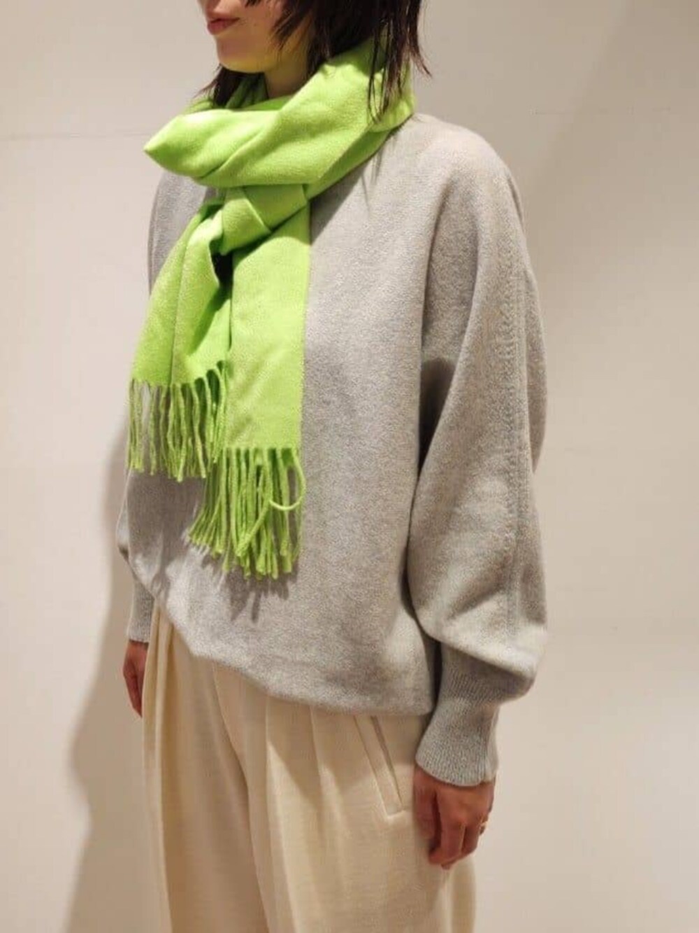 ブラック系のその他シューズ、グレー系のニット/セーター、ホワイト系のその他パンツを着用したレディースの秋コーディネートの4枚目の写真