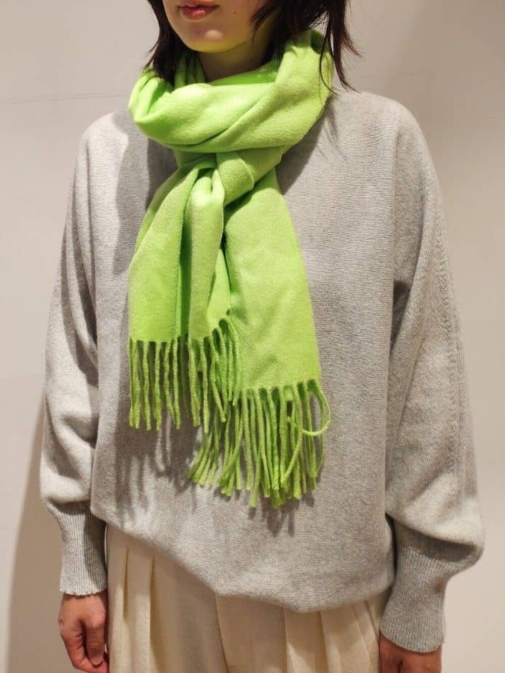 ブラック系のその他シューズ、グレー系のニット/セーター、ホワイト系のその他パンツを着用したレディースの秋コーディネートの3枚目の写真