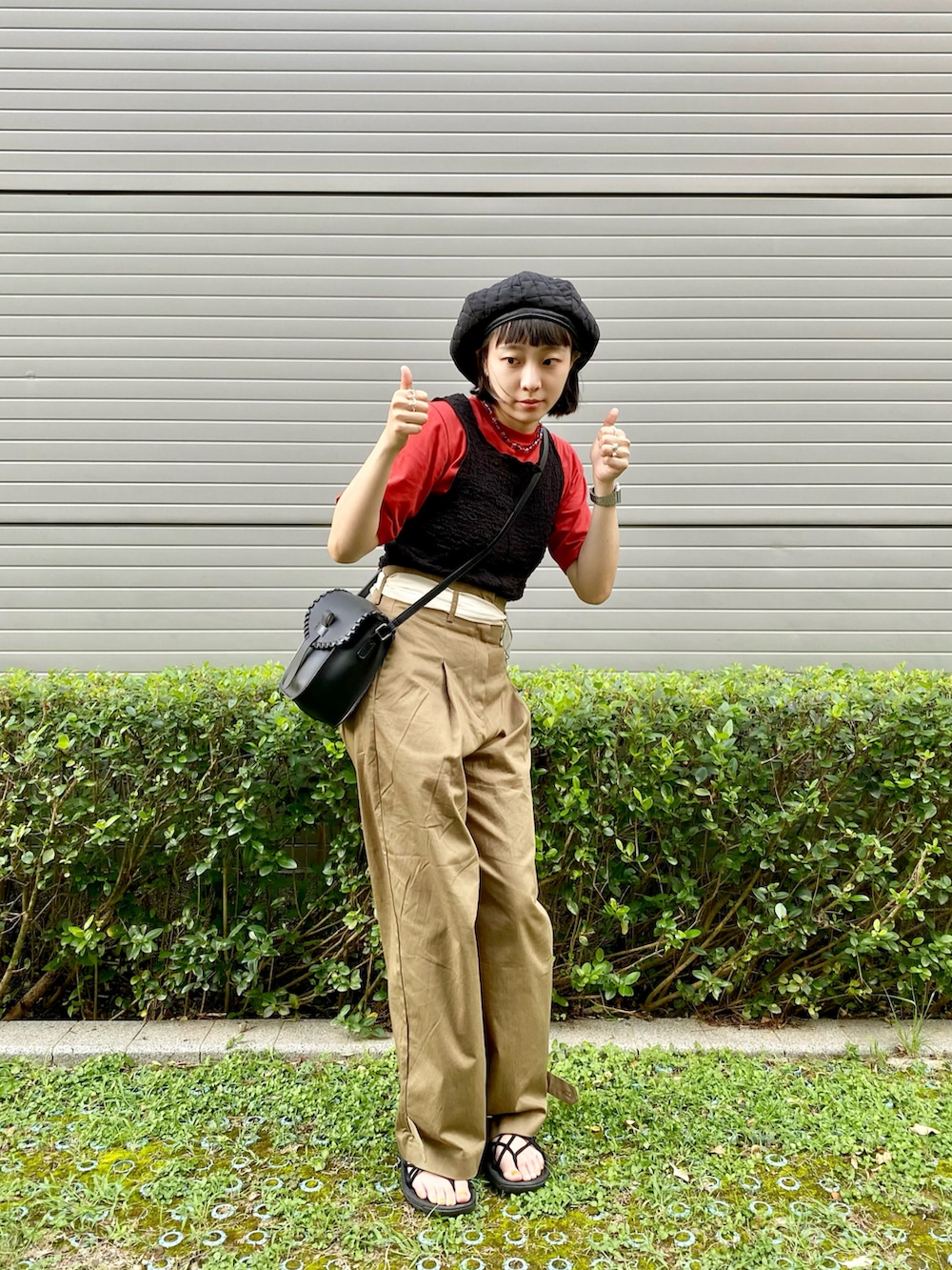 ブラック系のタンクトップ、レッド系のTシャツ/カットソー、グリーン系のその他パンツを着用したレディースの夏コーディネートの2枚目の写真