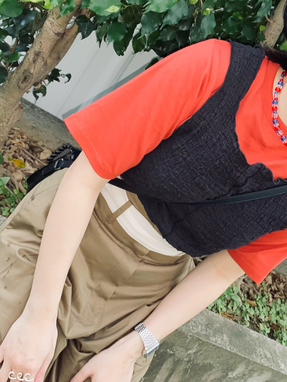 ブラック系のタンクトップ、レッド系のTシャツ/カットソー、グリーン系のその他パンツを着用したレディースの夏コーディネートの3枚目の写真