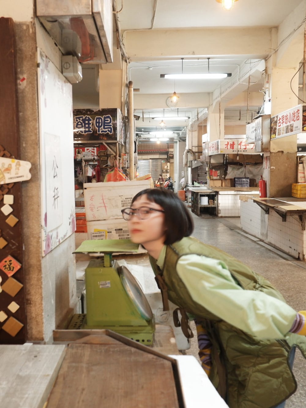 グリーン系のベスト、ブルー系のシャツ/ブラウス、ブラック系のシューズを着用したレディースの冬コーディネートの3枚目の写真