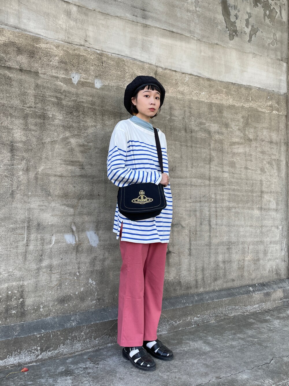 ブラック系のシューズ、ピンク系のパンツ、ブルー系のトップスを着用したレディースの冬コーディネートの2枚目の写真