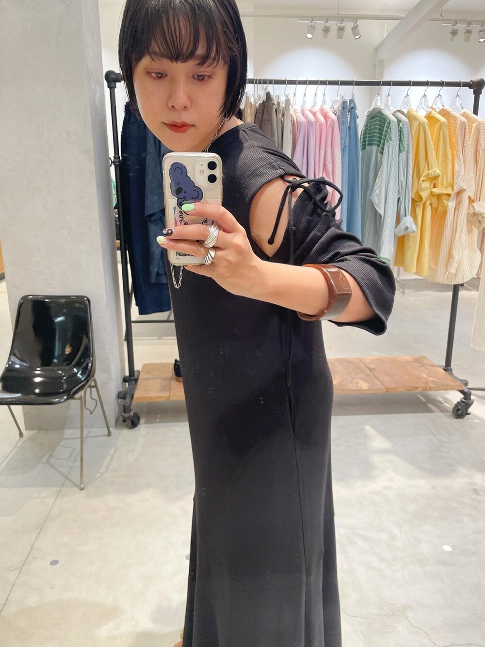 ブラック系のワンピースを着用したレディースの夏コーディネートの2枚目の写真