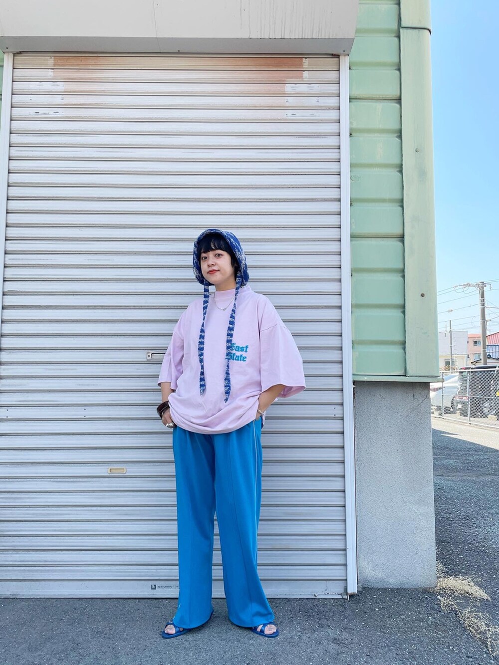 ブルー系のその他パンツ、ピンク系のTシャツ/カットソー、ブルー系の帽子を着用したレディースの夏コーディネートの3枚目の写真