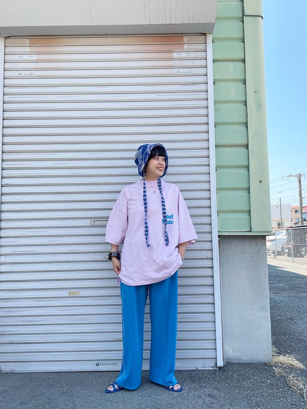 ブルー系のその他パンツ、ピンク系のTシャツ/カットソー、ブルー系の帽子を着用したレディースの夏コーディネートの4枚目の写真