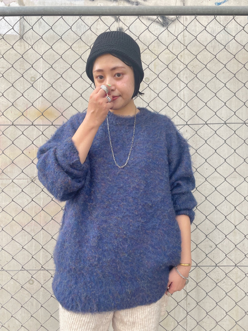 ブルー系のニット/セーター、ベージュ系のその他パンツ、その他のスニーカーを着用したレディースの夏コーディネートの3枚目の写真