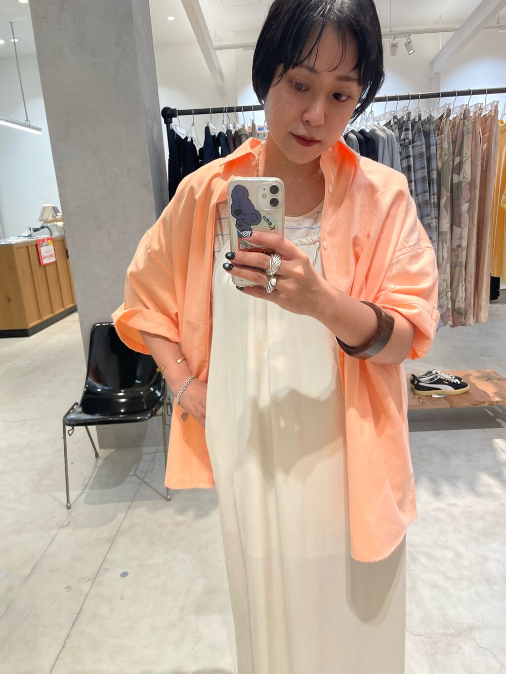 ホワイト系のワンピース、オレンジ系のシャツ/ブラウス、ベージュ系のタンクトップを着用したレディースの夏コーディネートの5枚目の写真