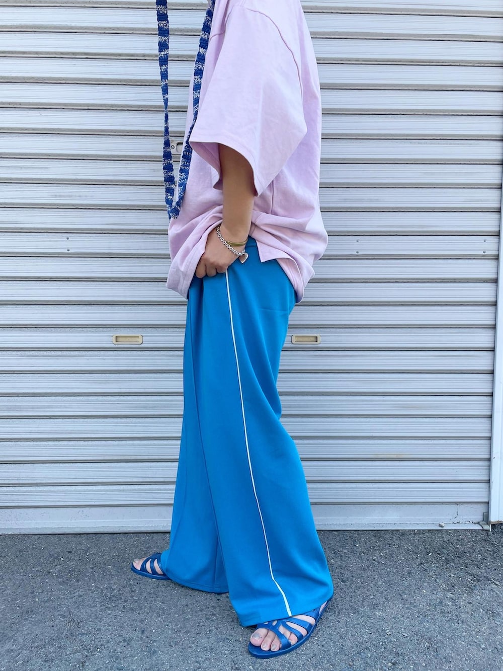 ブルー系のその他パンツ、ピンク系のTシャツ/カットソー、ブルー系の帽子を着用したレディースの夏コーディネートの5枚目の写真