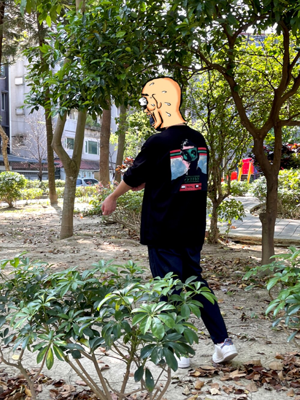 ブラック系のTシャツ/カットソー、グリーン系のスラックスを着用したメンズの春コーディネートの2枚目の写真