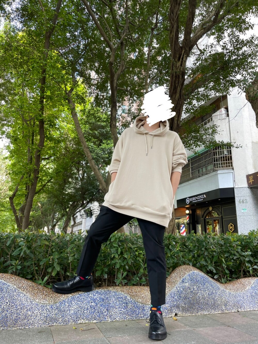 ベージュ系のパーカー、ブラック系のパンツを着用したメンズの春コーディネートの2枚目の写真