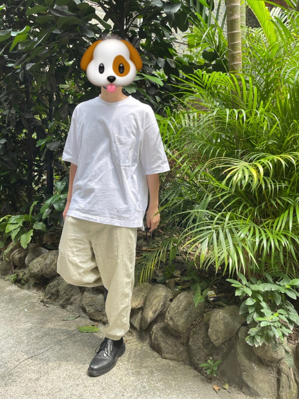 ホワイト系のトップス、ベージュ系のパンツを着用したメンズの春コーディネートの2枚目の写真