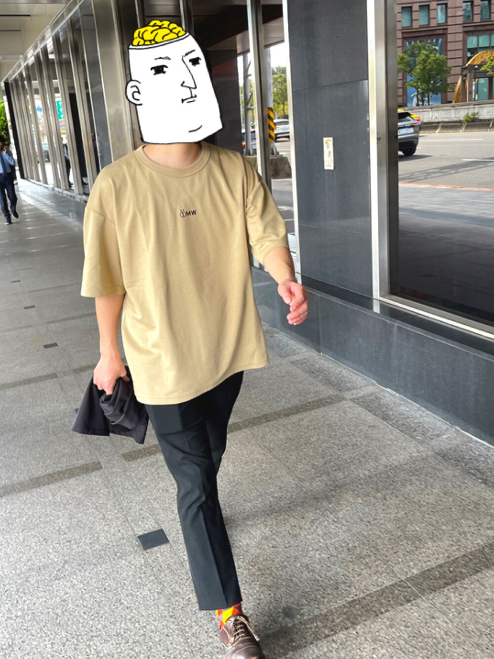 ブラック系のスラックス、ブラック系のジャケット/アウター、ベージュ系のTシャツ/カットソーを着用したメンズの春コーディネートの3枚目の写真