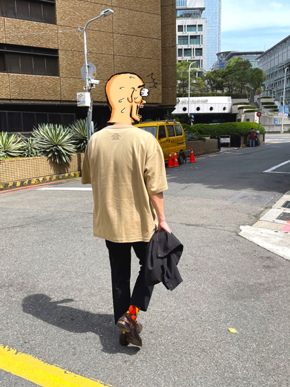 ブラック系のスラックス、ブラック系のジャケット/アウター、ベージュ系のTシャツ/カットソーを着用したメンズの春コーディネートの2枚目の写真