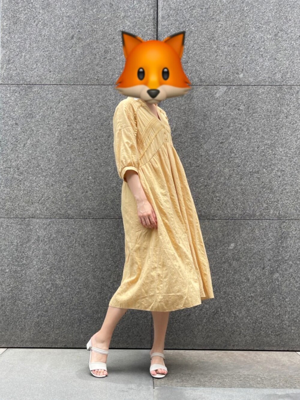 イエロー系のワンピース/ドレスを着用したレディースの春コーディネートの2枚目の写真