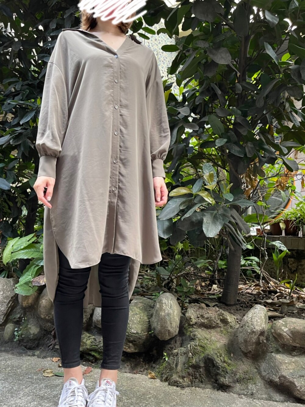 グリーン系のTシャツ/カットソー、ブラック系のデニムパンツを着用したレディースの春コーディネートの2枚目の写真