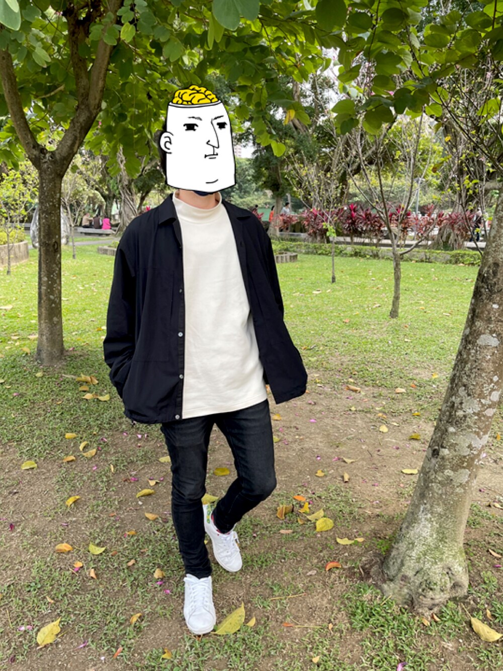 ブラック系のジャケット/アウター、ベージュ系のTシャツ/カットソー、ホワイト系のスニーカーを着用したメンズの春コーディネートの2枚目の写真