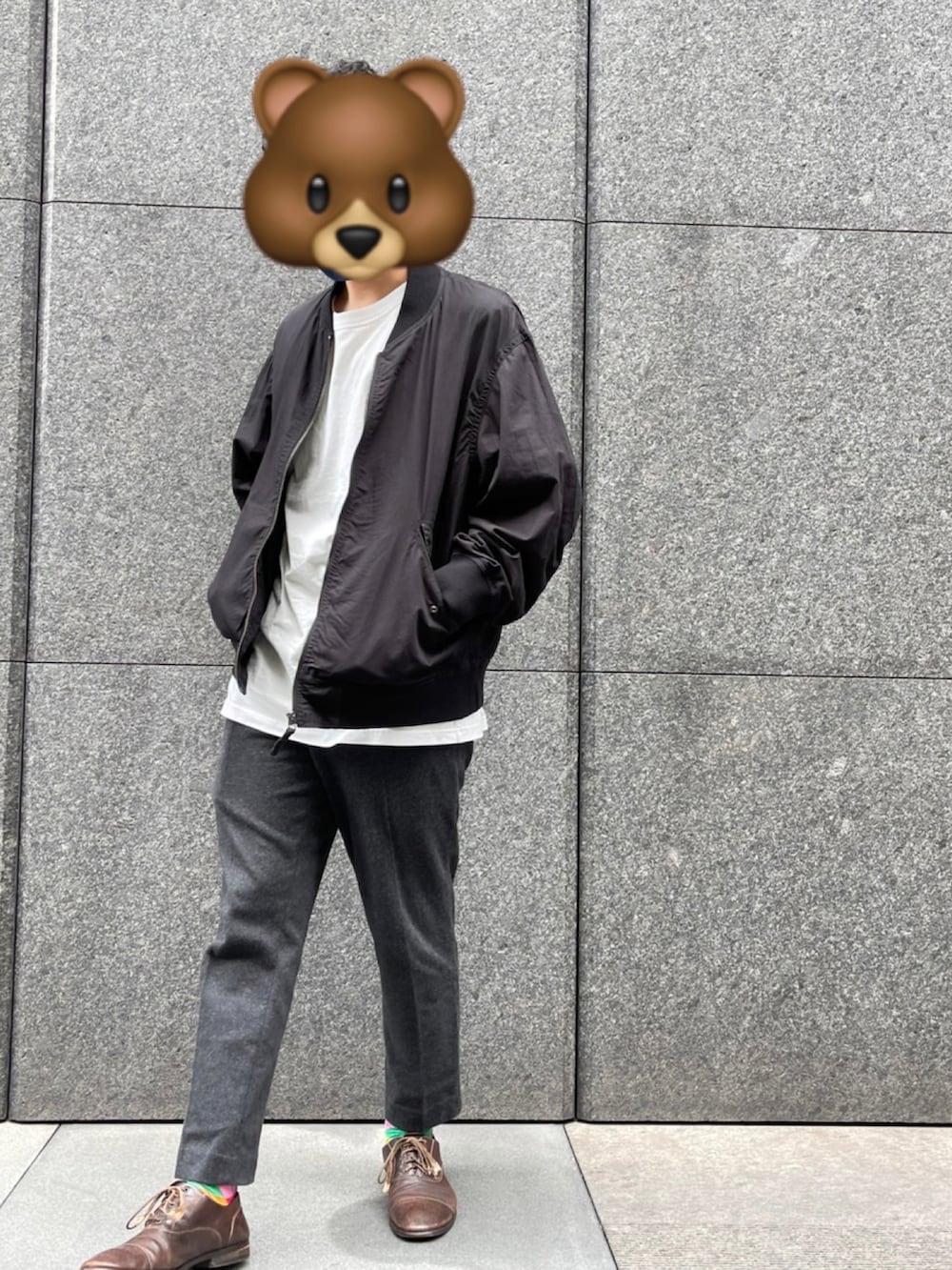 グレー系のパンツ、ブラック系のMA-1、ホワイト系のトップスを着用したメンズの春コーディネートの3枚目の写真