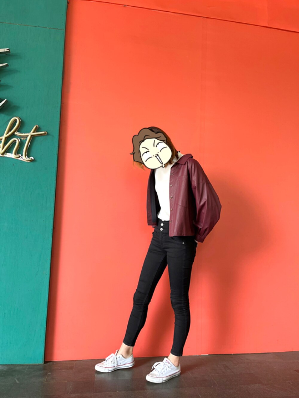 ホワイト系のタンクトップ、レッド系のジャケット/アウター、ブラック系のデニムパンツを着用したレディースの春コーディネートの2枚目の写真