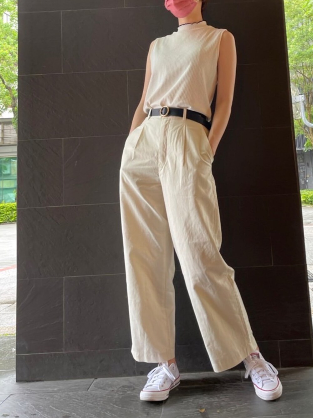 ホワイト系のパンツ、ホワイト系のトップスを着用したレディースの春コーディネートの2枚目の写真