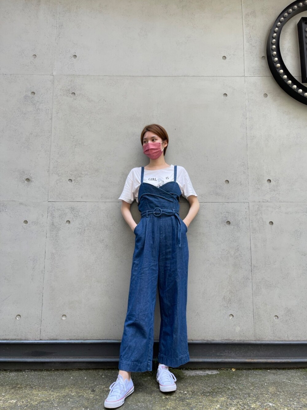 ホワイト系のTシャツ/カットソーを着用したレディースの春コーディネートの2枚目の写真