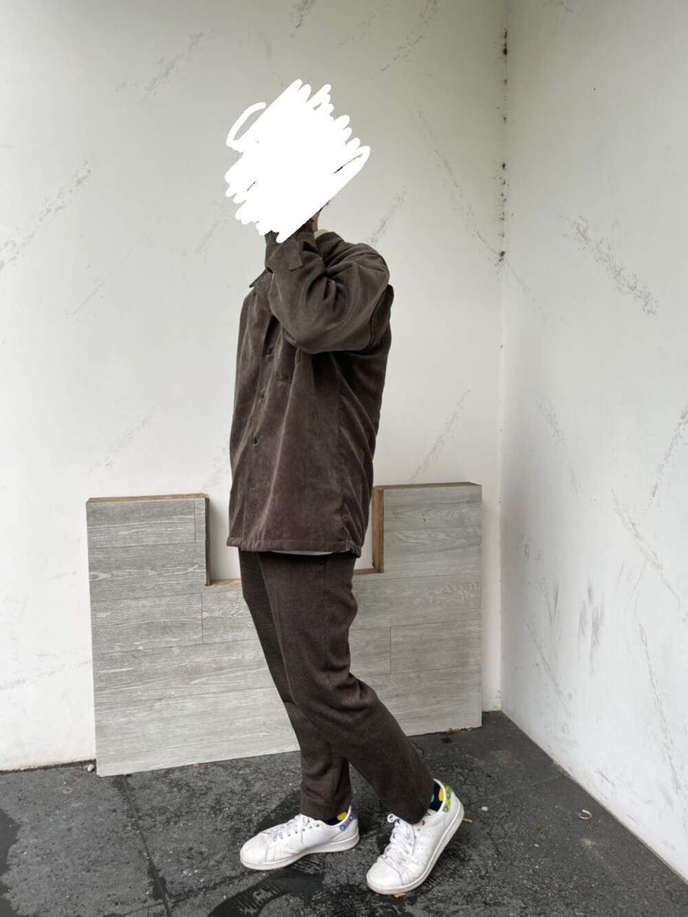 ブラウン系のパンツ、ブラウン系のシャツ/ブラウス、ベージュ系のトップスを着用したメンズの春コーディネートの2枚目の写真