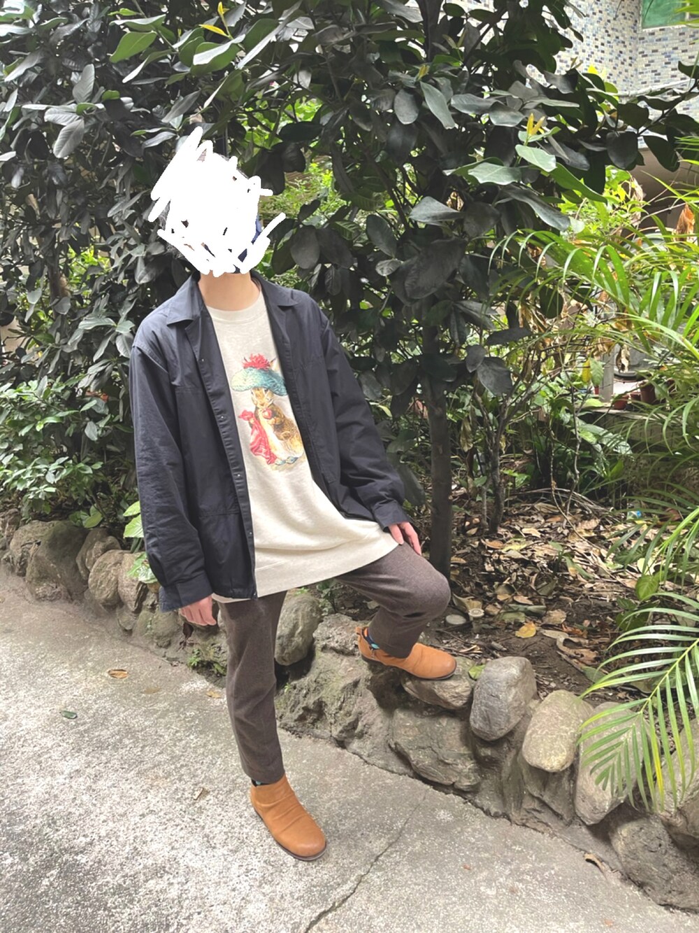 ブラウン系のパンツ、ベージュ系のTシャツ/カットソー、ブラック系のジャケット/アウターを着用したメンズの春コーディネートの2枚目の写真