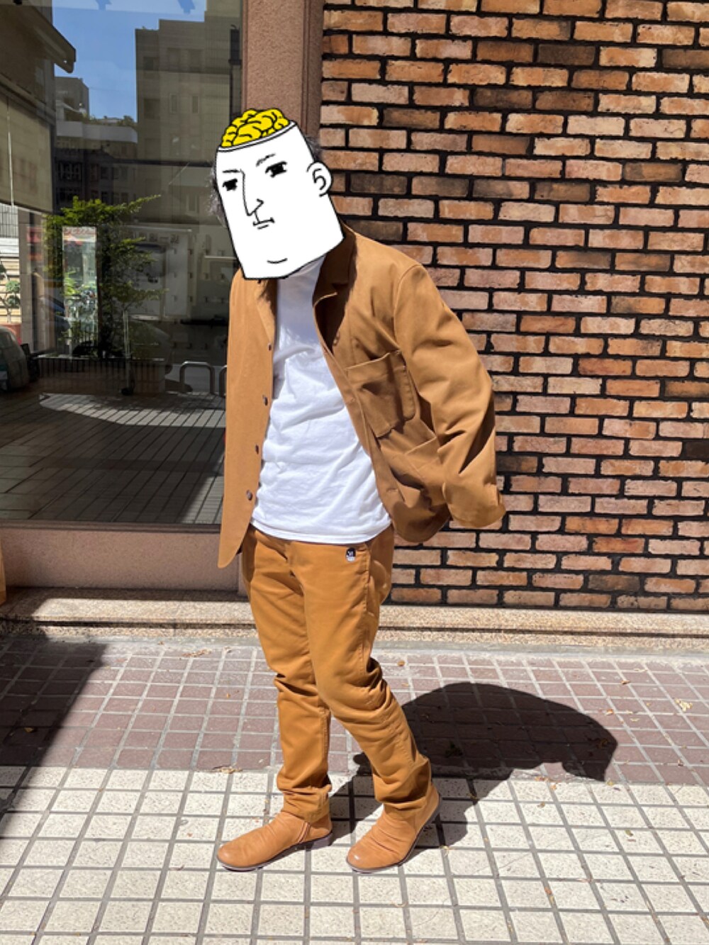 ブラウン系のジャケット/アウター、ブラウン系のパンツ、ホワイト系のTシャツ/カットソーを着用したメンズの春コーディネートの2枚目の写真