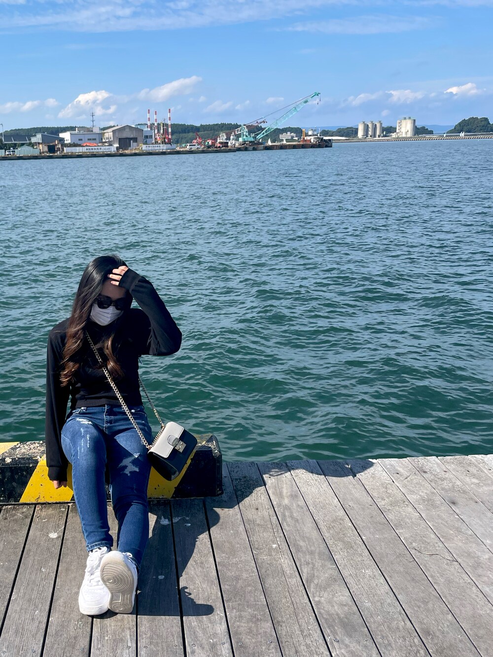 ホワイト系のスニーカーを着用したレディースの秋コーディネートの2枚目の写真