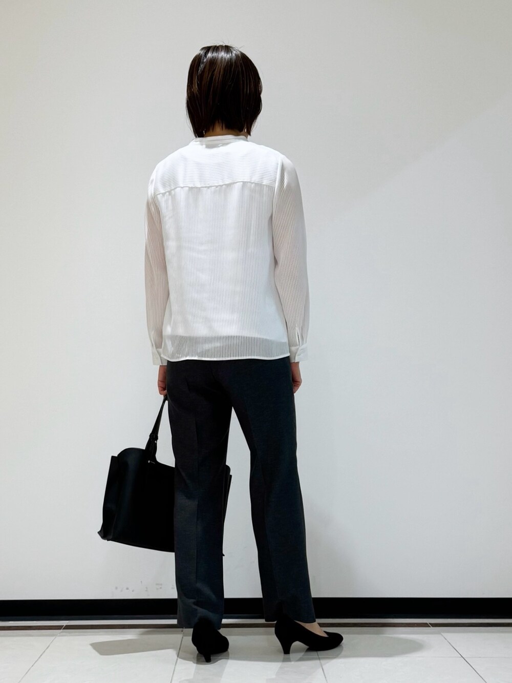 ホワイト系のシャツ/ブラウス、ブラック系のトートバッグ、その他のその他を着用したレディースの春コーディネートの3枚目の写真
