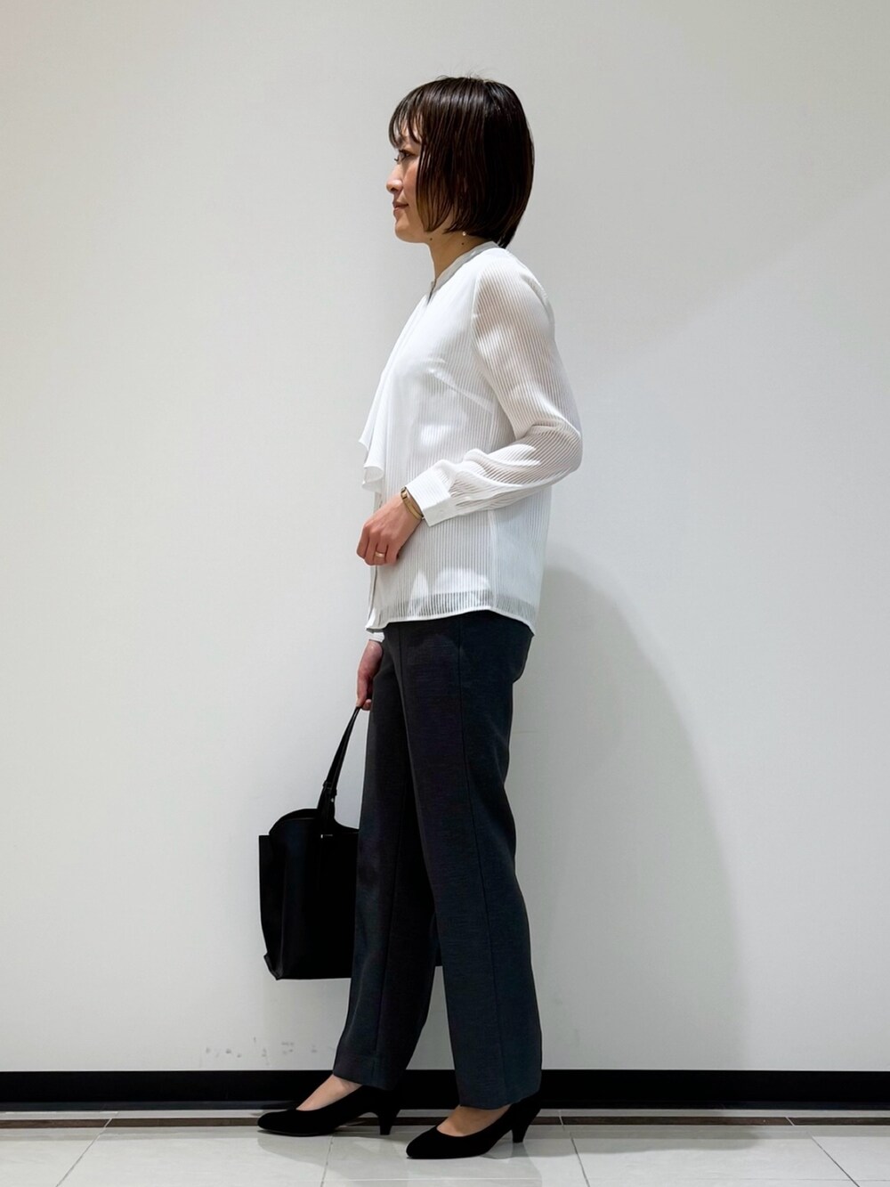 ホワイト系のシャツ/ブラウス、ブラック系のトートバッグ、その他のその他を着用したレディースの春コーディネートの2枚目の写真