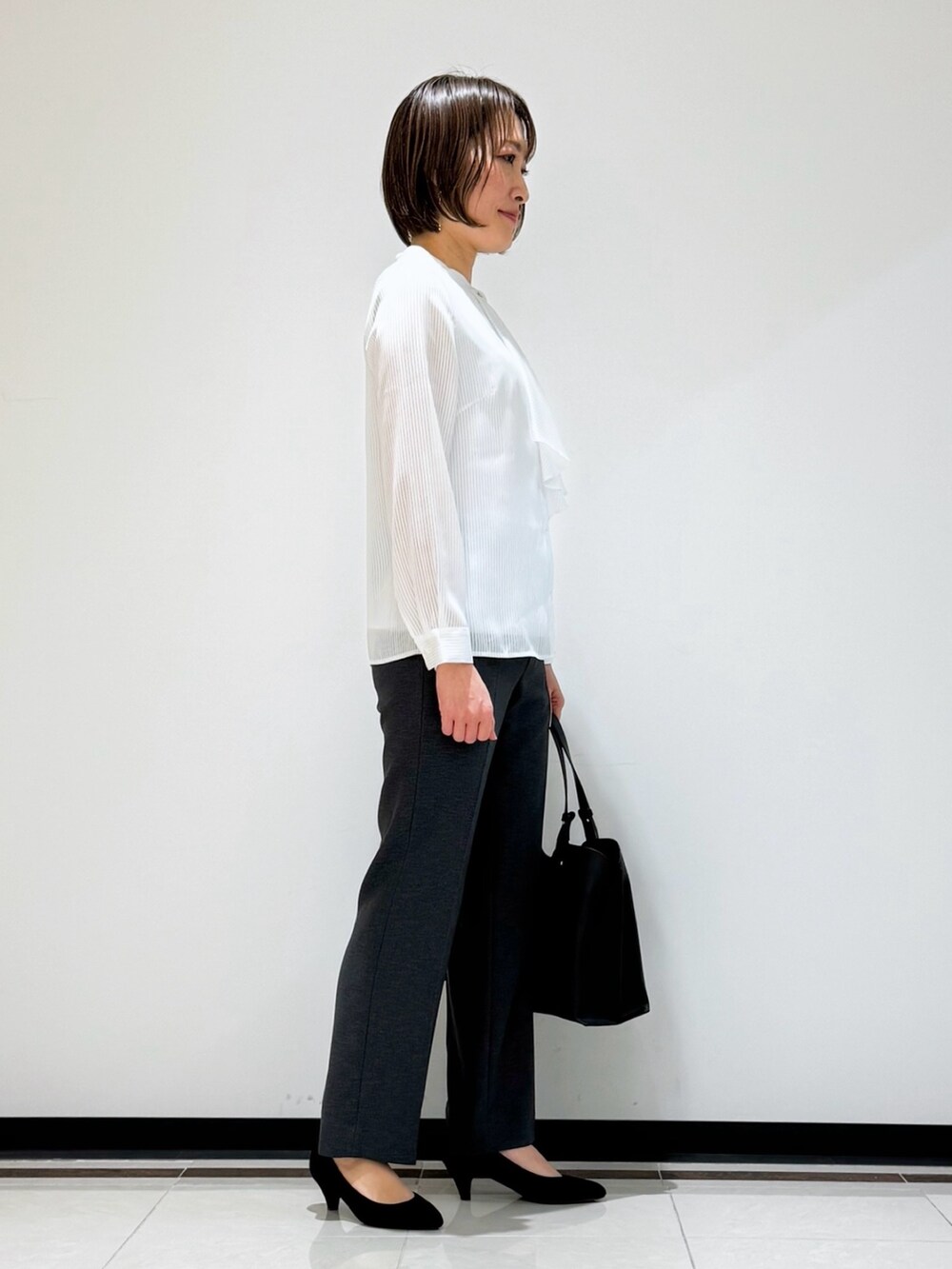 ホワイト系のシャツ/ブラウス、ブラック系のトートバッグ、その他のその他を着用したレディースの春コーディネートの4枚目の写真