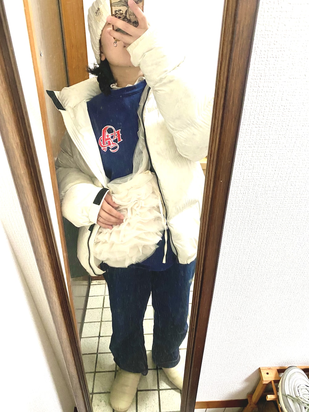 「真冬のあったかスタイル、オトナカジュアル、今日のコーデ、おでかけコーデ、ラフコーデ、着回しコーデ、デニムコーデ、レイヤードスタイル、フリルブラウス、フリルバッグ、スウェット、デニムパンツ、ニット帽、ノースフェイス、フレンチカジュアル」｜「moment+のチュールフリルハーフムーンバッグ（ショルダーバッグ、ホワイト系）」を使った、ならちゃんさん（レディース・155cm）の冬コーディネートの2枚目の写真