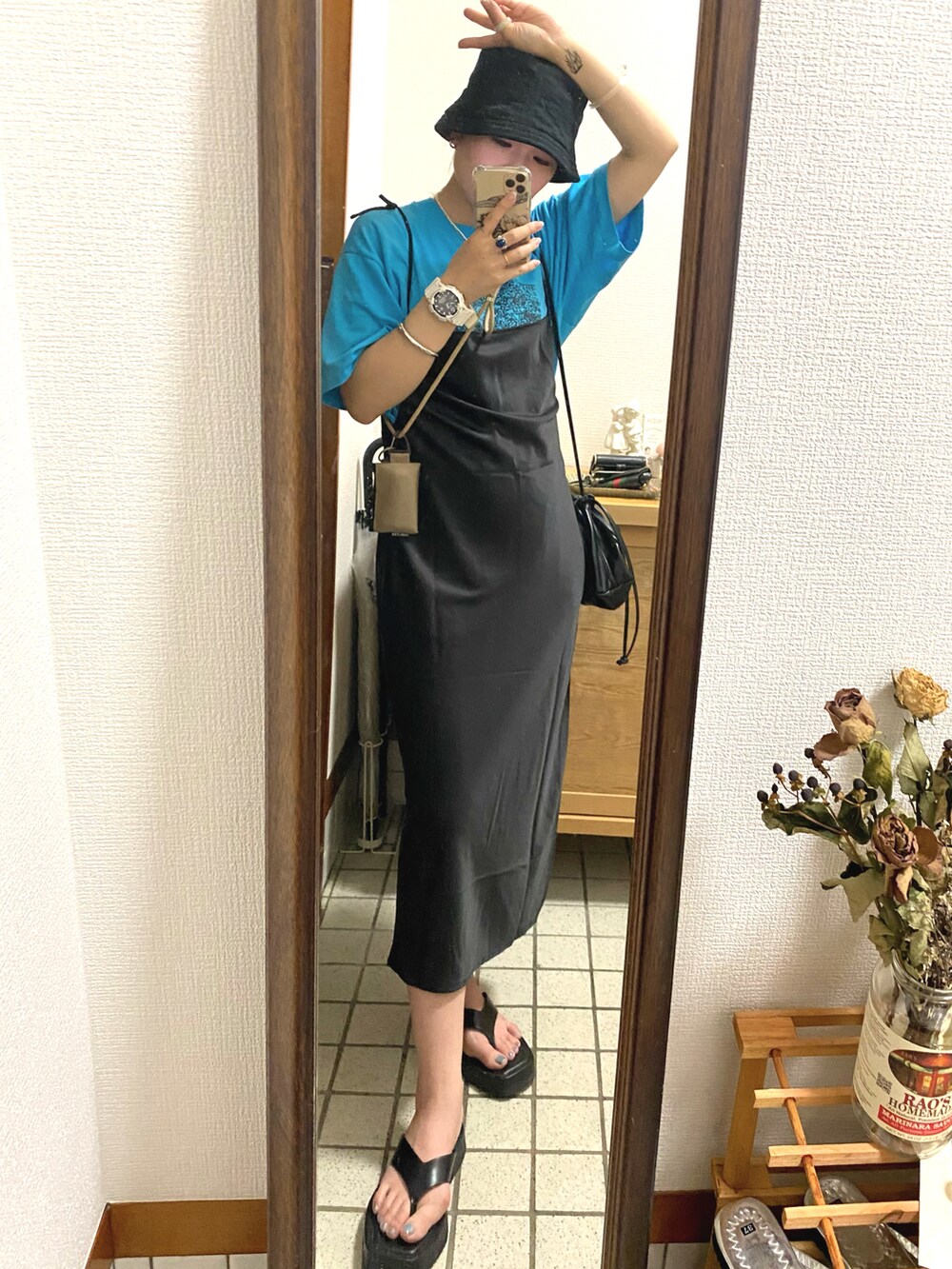 「キャミワンピ、古着、カラーコーデ、ブルー×ブラック、モード、モードストリート、カジュアル、ootd、おしゃれさんと繋がりたい、Tシャツ、お洒落さんとつながりたい、お出かけコーデ、シンプルコーデ、低身長女子、骨格ウェーブ」｜「usedのアイテム（帽子、ブラック系）」を使った、ならちゃんさん（レディース・155cm）の夏コーディネートの2枚目の写真