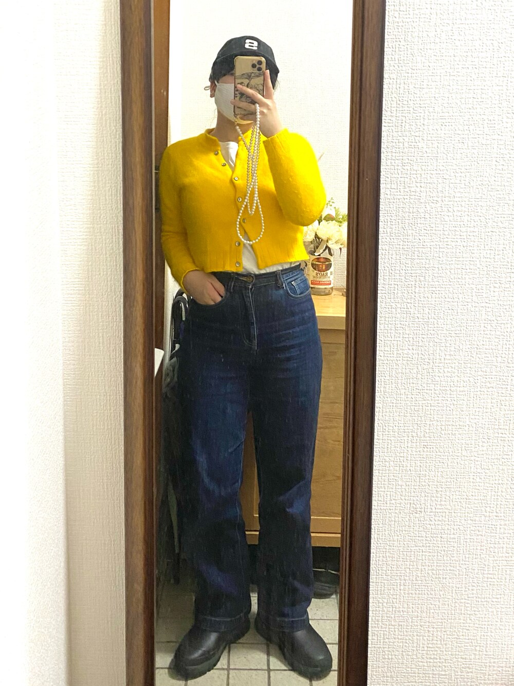 「モヘアカーディガン、冬コーデ、オトナカジュアル、冬アウター、パンツスタイル、シンプルスタイル、カジュアルスタイル、キャップ、キャップ女子、デニムパンツ、HUNTER、スノーブーツ、差し色コーデ、ダウンジャケット、ノースフェイス」｜「THE NORTH FACEのTHE NORTH FACE UNDYED NUPTSE JACKET / ザ・ノース・フェイス アンダイド ヌプシ ジャケット（ダウンジャケット/コート、ホワイト系）」を使った、ならちゃんさん（レディース・155cm）の冬コーディネートの2枚目の写真