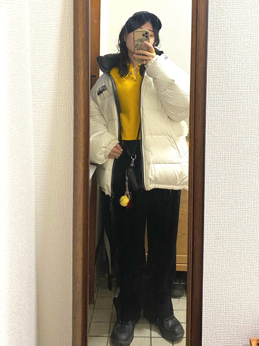 「パンツコーデ、今日のコーデ、カラー×コーデ、冬服、着回しコーデ、モヘアニット、モヘアカーディガン、カーディガン、キャップ、コーデュロイパンツ、パンツスタイル、古着、イエロー×ブラック、ストリート、冬アウター」｜「usedのアイテム（ニット/セーター、イエロー系）」を使った、ならちゃんさん（骨格ウェーブ・レディース・155cm）の冬コーディネートの3枚目の写真