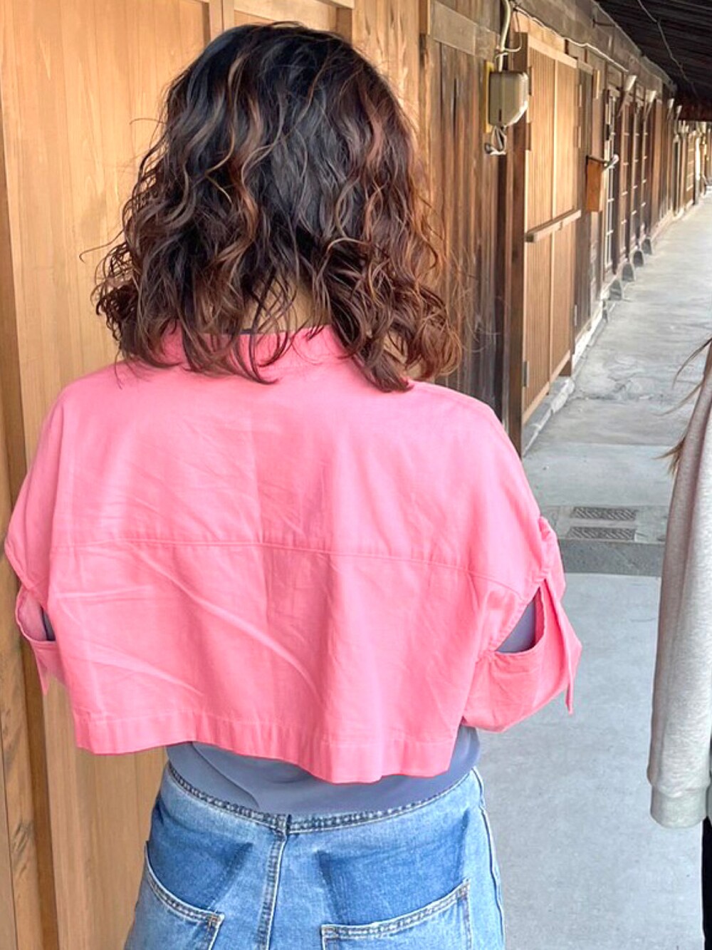「ピンクコーデ、カラーコーデ、デニムパンツ、短丈、カットオフ、シャツスタイル」｜「CIAOPANICのマルチウェイヴィンテージライクシャツ（シャツ/ブラウス、ピンク系）」を使った、ならちゃんさん（骨格ウェーブ・レディース・155cm）の春コーディネートの3枚目の写真