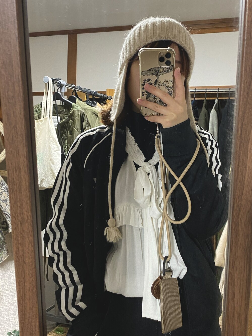 「トラックジャケット、ジャージ、adidas originals、adidas、レイヤードスタイル、ユニクロ、タートルネック、古着MIX、ダテメガネ、ブラック×ホワイト、モノトーン、カジュアルコーデ、冬コーデ、スポーツミックス、カジュアル」｜「adidas Originalsの"adidas originals"  TRACK JACKET（ジャージ、ブラック系）」を使った、ならちゃんさん（骨格ウェーブ・レディース・155cm）の秋コーディネートの2枚目の写真