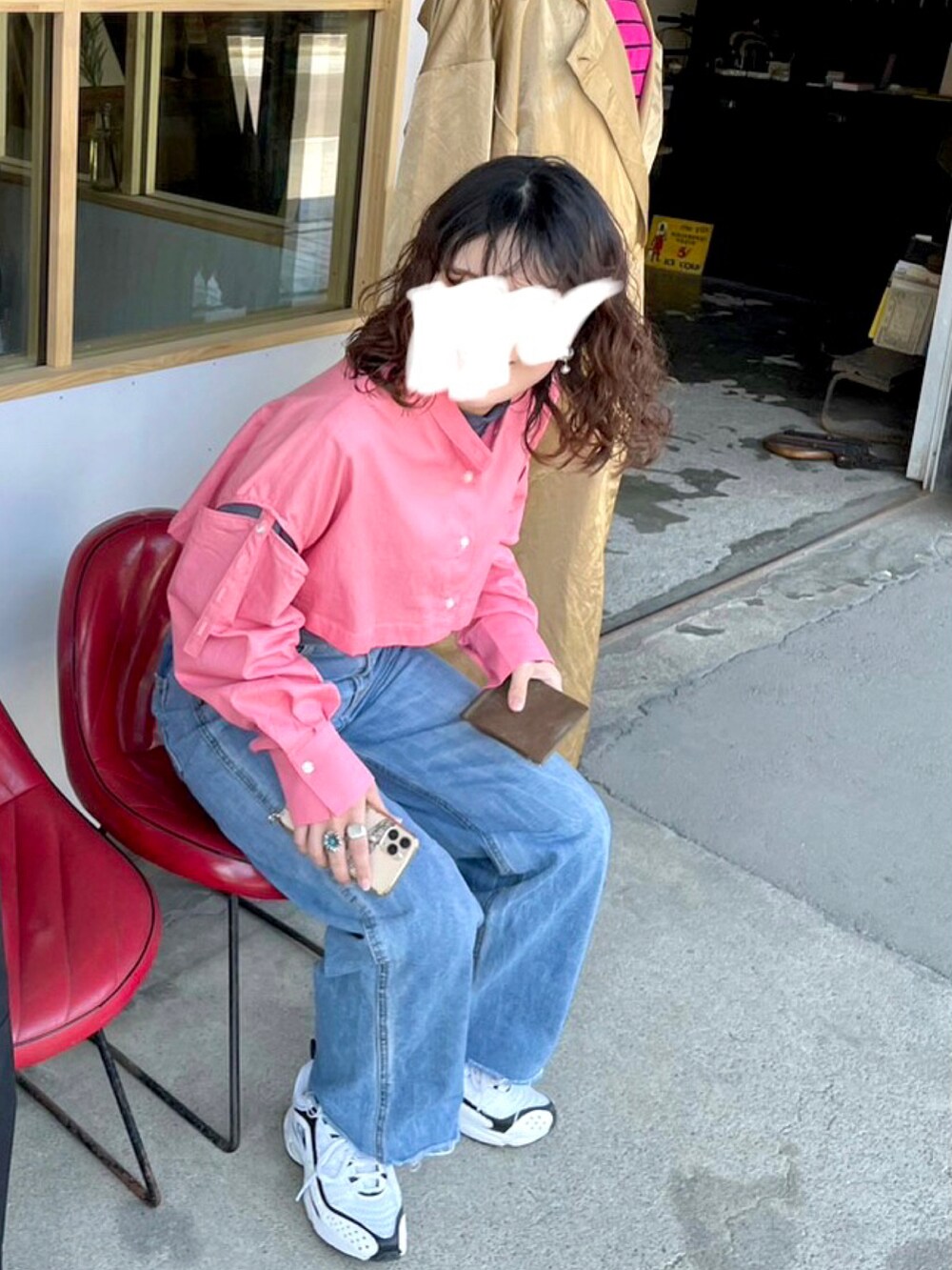 「ピンクコーデ、カラーコーデ、デニムパンツ、短丈、カットオフ、シャツスタイル」｜「CIAOPANICのマルチウェイヴィンテージライクシャツ（シャツ/ブラウス、ピンク系）」を使った、ならちゃんさん（骨格ウェーブ・レディース・155cm）の春コーディネートの2枚目の写真