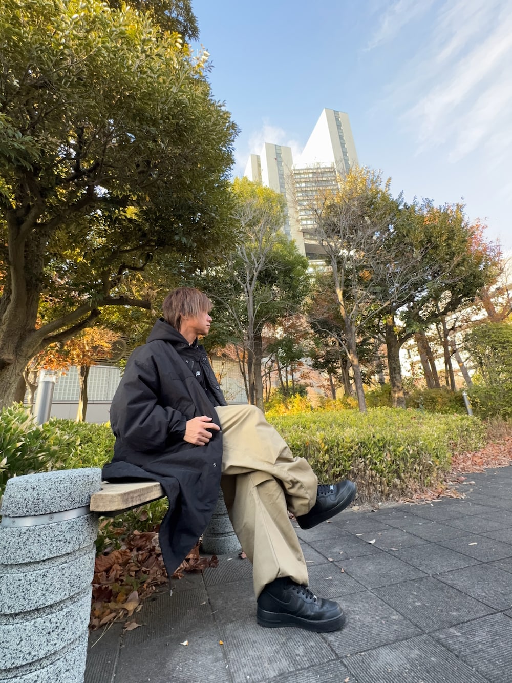 ブラック系のパーカー、ブラック系のモッズコート、ブラック系のスニーカーを着用したメンズの冬コーディネートの2枚目の写真