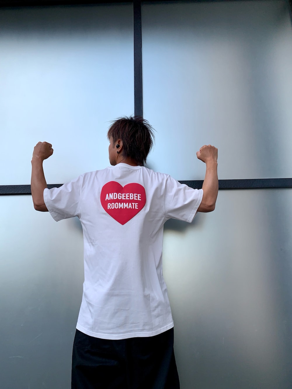 ホワイト系のTシャツ/カットソーを着用したメンズの春コーディネートの2枚目の写真