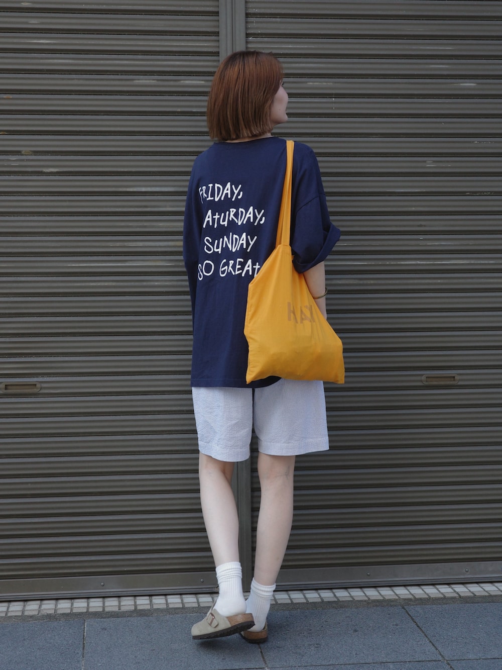 ブルー系のTシャツ/カットソー、グレー系のサンダル、ブルー系のパンツを着用したレディースの夏コーディネートの2枚目の写真