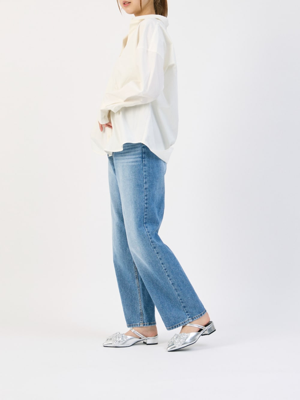 「シャツ×デニム、noyau、デニム×シルバー、シルバーシューズ、シルバーパンプス、大人カジュアル、春先取りコーデ」｜「noyauの【新色追加】2WAYリボンストラップミュールパンプス（パンプス、シルバー系）」を使った、MODEETJACOMOingSTAFFさん（レディース・164cm）の冬コーディネートの2枚目の写真
