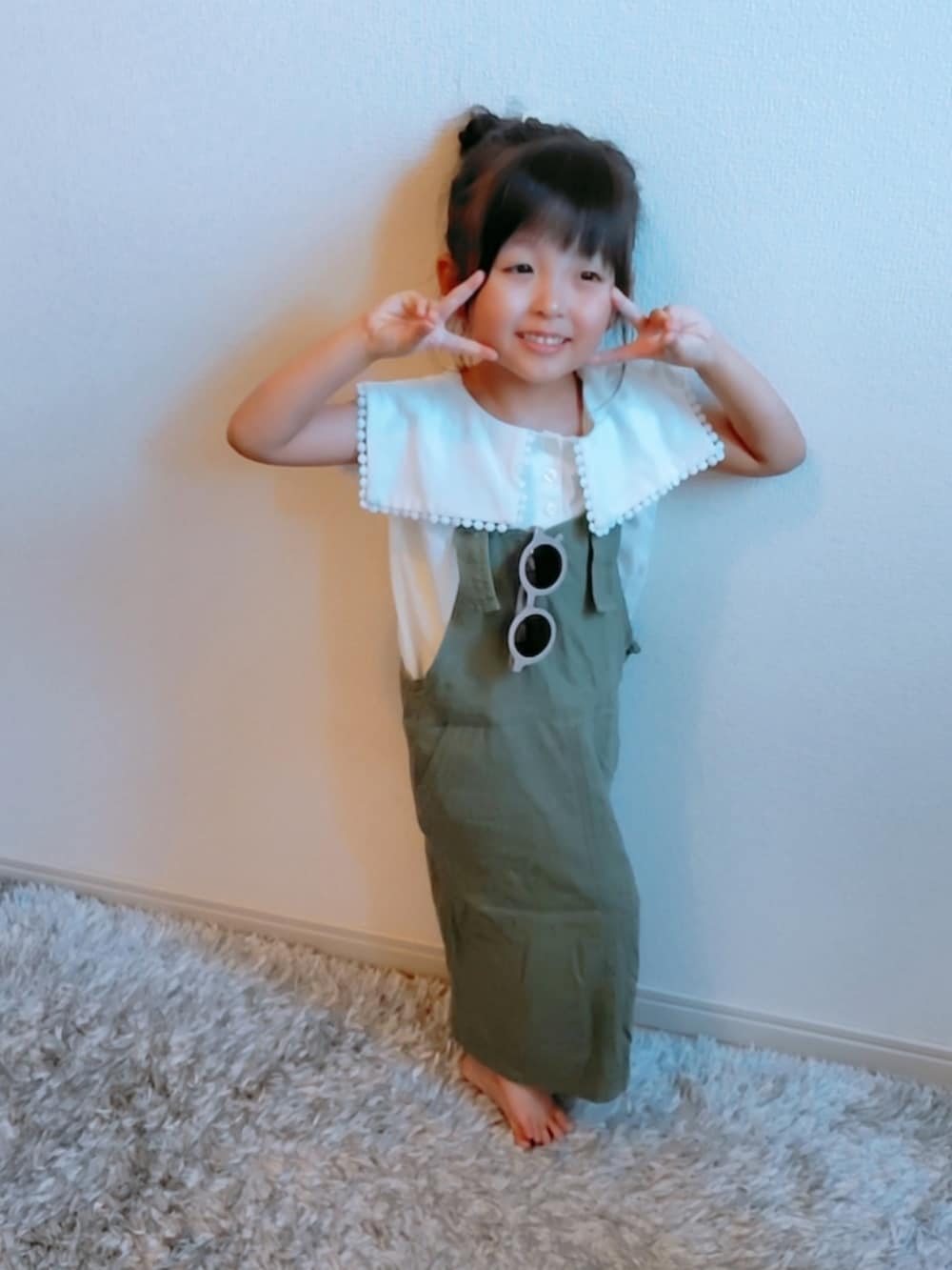 「キッズファッション、おでかけコーデ、サングラス、ノースリーブ、セーラー風トップス」｜「lulpiniのkids レースフレームカラーカットソー（Tシャツ/カットソー、ホワイト系）」を使った、rinさん（キッズ・100cm）の夏コーディネートの2枚目の写真